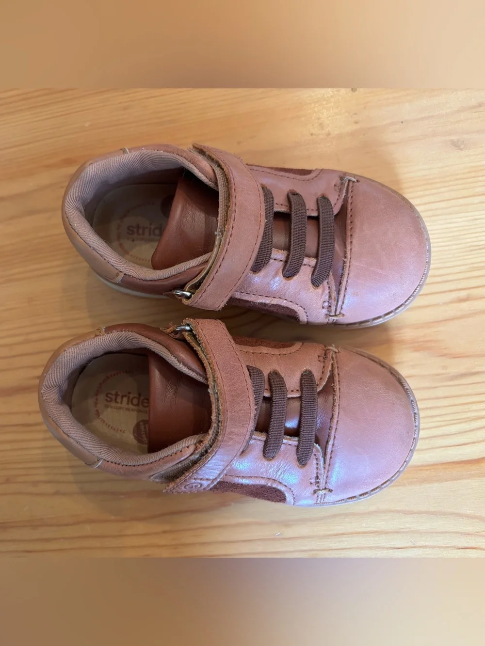 Stride Rite 6 WIDE Charlie Boys’ Leather Sneakers